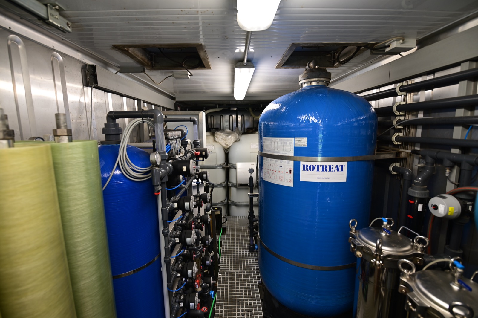 Kompaktes ROTREAT RCDT System mit Membranmodulen und Verrohrung